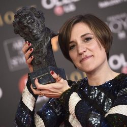 Carla Simón posa con el premio a Mejor Dirección Novel en los Goya 2018