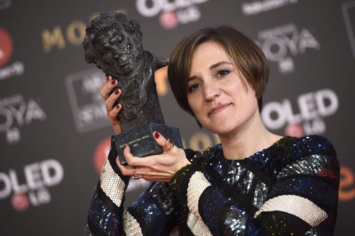 Carla Simón posa con el premio a Mejor Dirección Novel en los Goya 2018