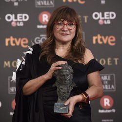 Isabel Coixet posa con el premio a Mejor Dirección en los Goya 2018