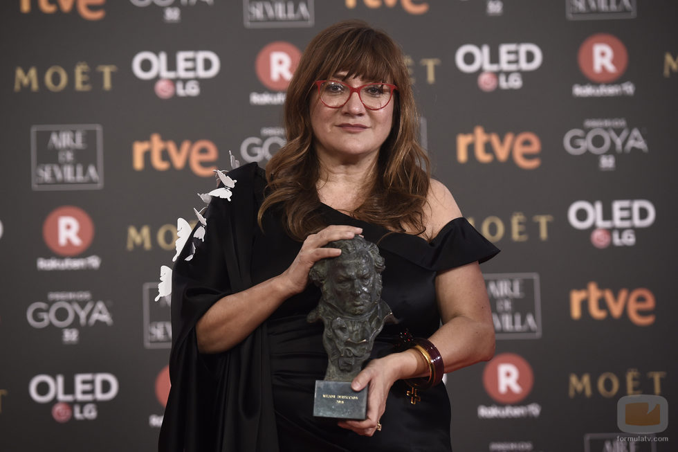 Isabel Coixet posa con el premio a Mejor Dirección en los Goya 2018