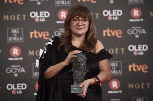 Isabel Coixet posa con el premio a Mejor Dirección en los Goya 2018