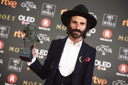 Leiva posa con el premio a Mejor Canción Original en los Goya 2018