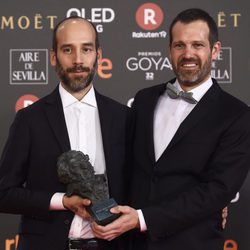 El equipo de "Handia" posa con el premio a Mejor Guión Original en los Goya 2018