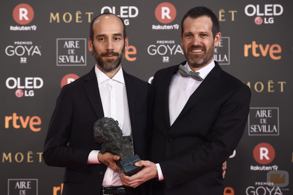 El equipo de "Handia" posa con el premio a Mejor Guión Original en los Goya 2018