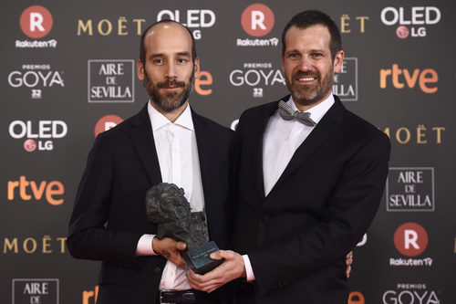 El equipo de "Handia" posa con el premio a Mejor Guión Original en los Goya 2018