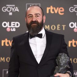 Ander Sistiaga posa con el premio a Mejor Dirección de Producción en los Goya 2018
