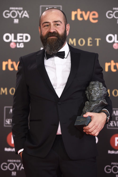 Ander Sistiaga posa con el premio a Mejor Dirección de Producción en los Goya 2018