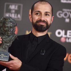 Javier Agirre Erauso posa con el premio a Mejor Dirección de Fotografía en los Goya 2018