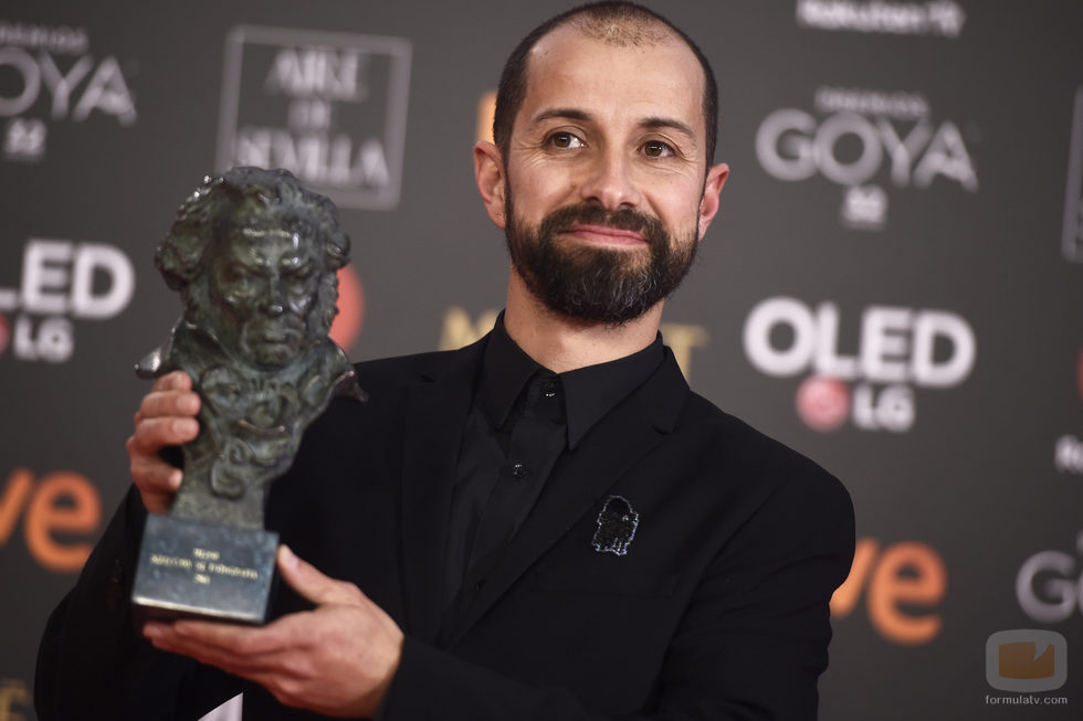 Javier Agirre Erauso posa con el premio a Mejor Dirección de Fotografía en los Goya 2018