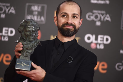Javier Agirre Erauso posa con el premio a Mejor Dirección de Fotografía en los Goya 2018