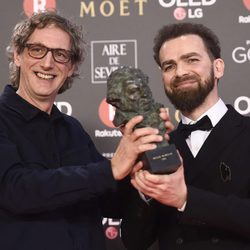 Laurent Dufreche y Raúl López posan con el premio a Mejor Montaje en los Goya 2018