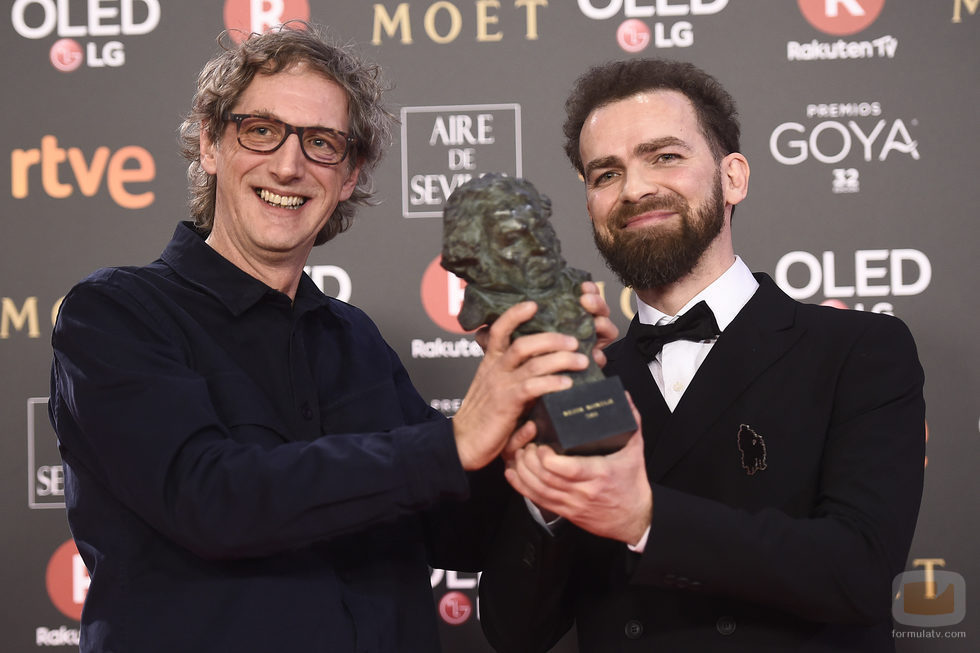 Laurent Dufreche y Raúl López posan con el premio a Mejor Montaje en los Goya 2018