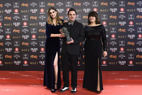 Jaume Carrió posa con el Premio a Mejor Cortometraje de Animación en los Goya 2018