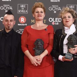 Ainhoa Eskisabel, Olga Cruz, Gorka Aguirre posan con su mejor a Mejor Maquilla y Peluquería en los Goya 2018