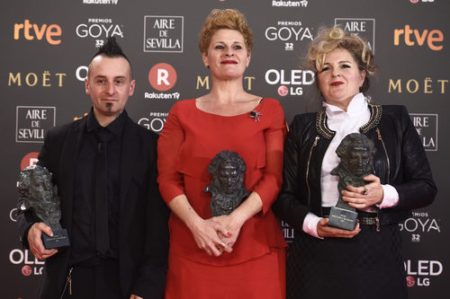 Ainhoa Eskisabel, Olga Cruz, Gorka Aguirre posan con su mejor a Mejor Maquilla y Peluquería en los Goya 2018