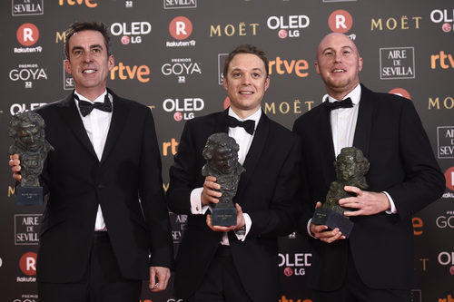 El equipo de "Verónica" posa con el Goya 2018 a Mejor Sonido 