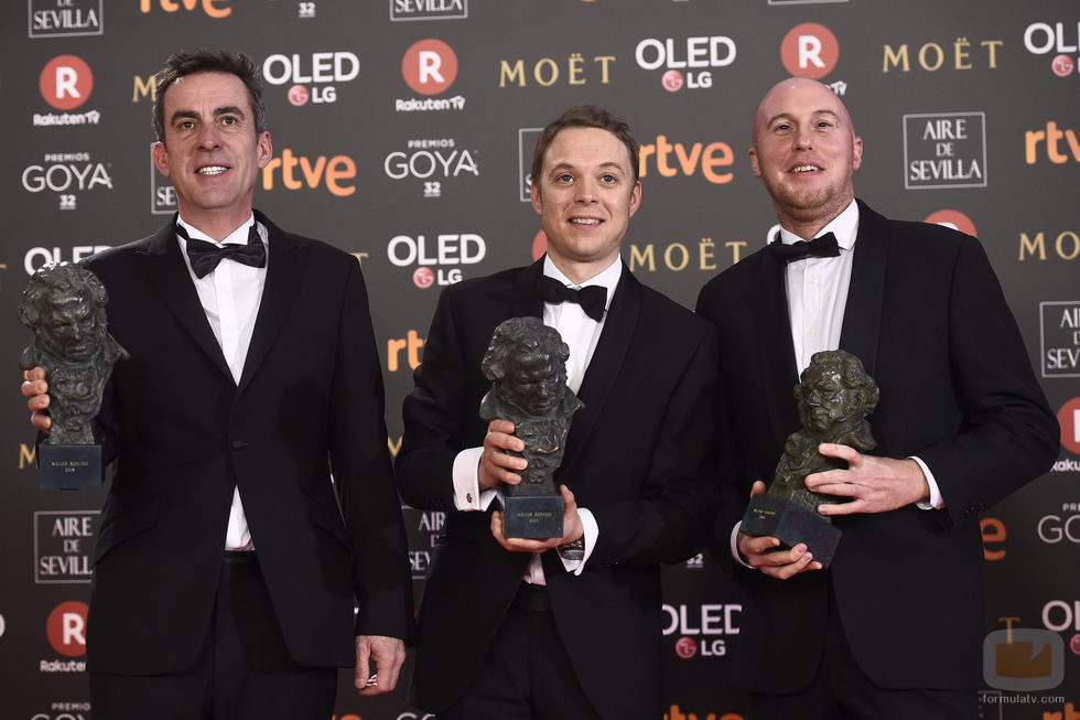 El equipo de "Verónica" posa con el Goya 2018 a Mejor Sonido