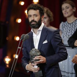 Rodrigo Sorogoyen junto a su Goya 2018 a Mejor documental de ficción