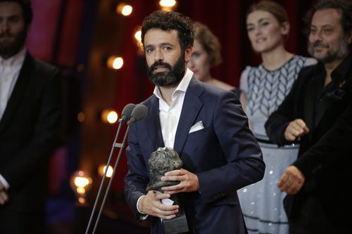 Rodrigo Sorogoyen junto a su Goya 2018 a Mejor documental de ficción