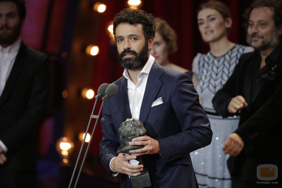 Rodrigo Sorogoyen junto a su Goya 2018 a Mejor documental de ficción