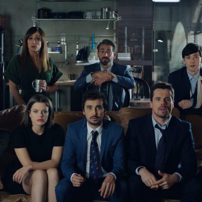 Los protagonistas de 'Cuerpo de élite' al completo miran a cámara