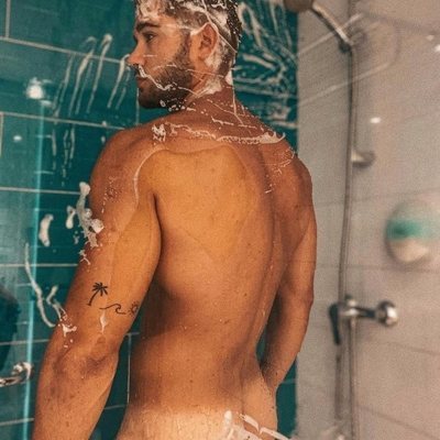 Ismael Nicolás, totalmente desnudo