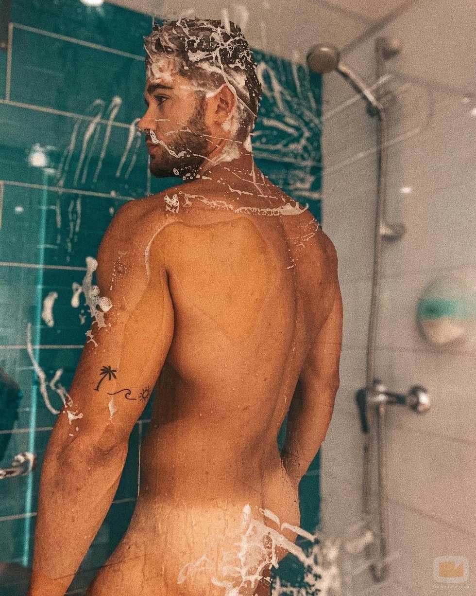 Ismael Nicolás, totalmente desnudo