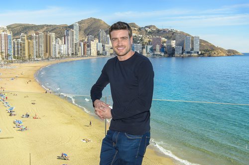 El actor Raúl Mérida interpreta a Rayco en la serie 'Fugitiva'