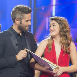 Roberto Leal entrega el trofeo de ganadora a Amaia en la Gala Final de 'OT 2017'