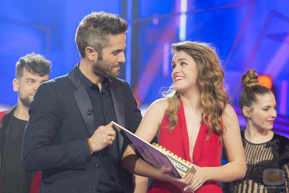 Roberto Leal entrega el trofeo de ganadora a Amaia en la Gala Final de 'OT 2017'
