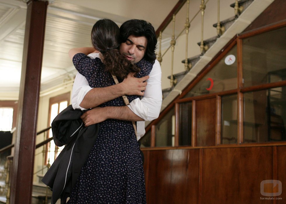 Kerim y Fatmagül abrazados en la segunda temporada de 'Fatmagül'