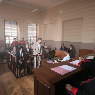 Selim Yasaran y Kerim en un juicio en la segunda temporada de 'Fatmagül'