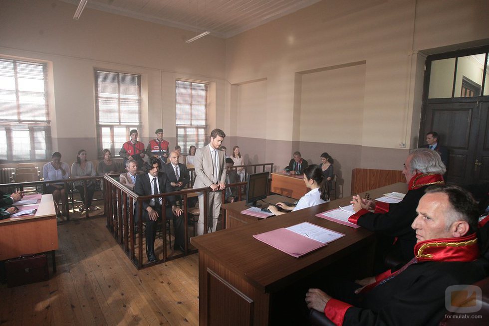 Selim Yasaran y Kerim en un juicio en la segunda temporada de 'Fatmagül'