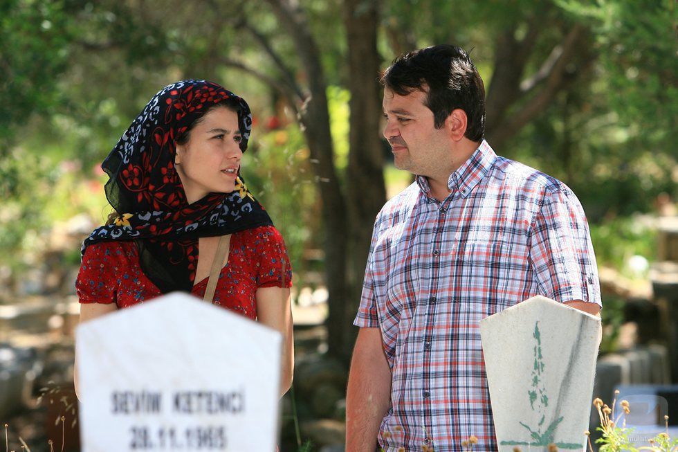Fatmagül y Rahmi charlando en el final de la segunda temporada de 'Fatmagül'