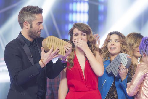 Amaia, emocionada, recoge el trofeo como ganadora de 'OT 2017'