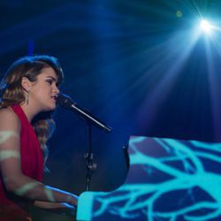 Amaia interpreta "Miedo" a piano en la gran Final de 'OT 2017'