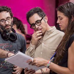 Berto Romero repasa el guion en el rodaje de 'Mira lo que has hecho'