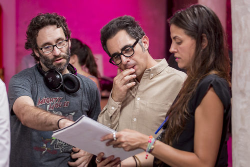 Berto Romero repasa el guion en el rodaje de 'Mira lo que has hecho'