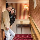 Inés y Toni, escuchan desde las escaleras en la temporada 19 de 'Cuéntame cómo pasó'