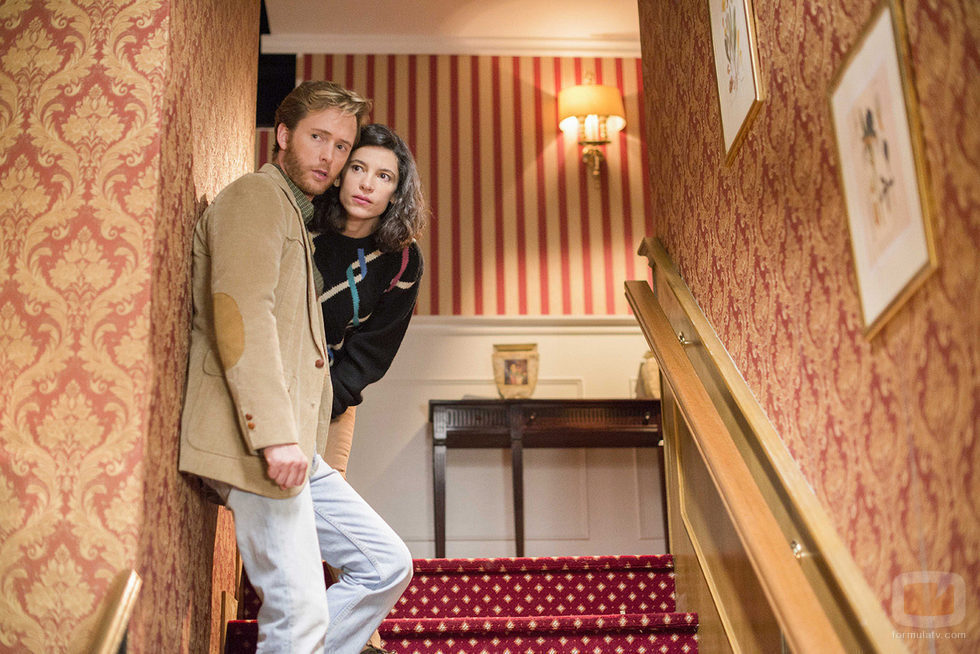 Inés y Toni, escuchan desde las escaleras en la temporada 19 de 'Cuéntame cómo pasó'