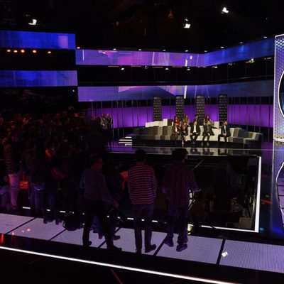 Los asistentes a la rueda de prensa de 'OT 2017' miran la actuación final de Amaia