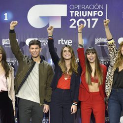 Los finalistas de 'OT 2017' posan con el brazo en alto