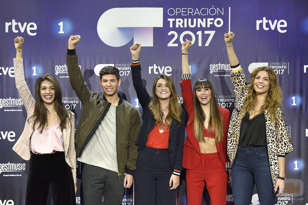 Los finalistas de 'OT 2017' posan con el brazo en alto
