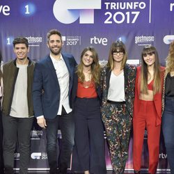 Roberto Leal y Noemí Galera posan con los finalistas de 'OT 2017'