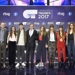 Roberto Leal, Eladio Jareño, Noemí Galera, Tinet Rubira y Toni Sevilla posan con los finalistas de 'OT 2017'