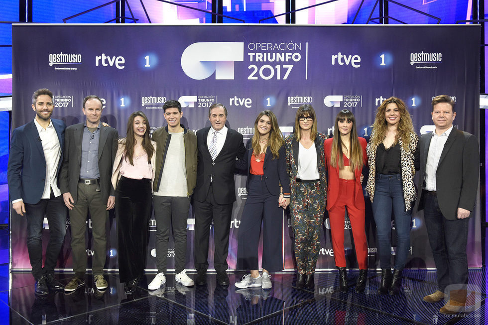 Roberto Leal, Eladio Jareño, Noemí Galera, Tinet Rubira y Toni Sevilla posan con los finalistas de 'OT 2017'