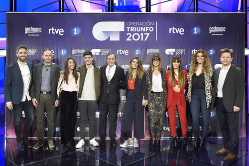 Roberto Leal, Eladio Jareño, Noemí Galera, Tinet Rubira y Toni Sevilla posan con los finalistas de 'OT 2017'