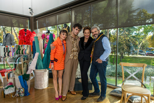 El jurado de 'Maestros de la costura' posa con Dione Pertegaz