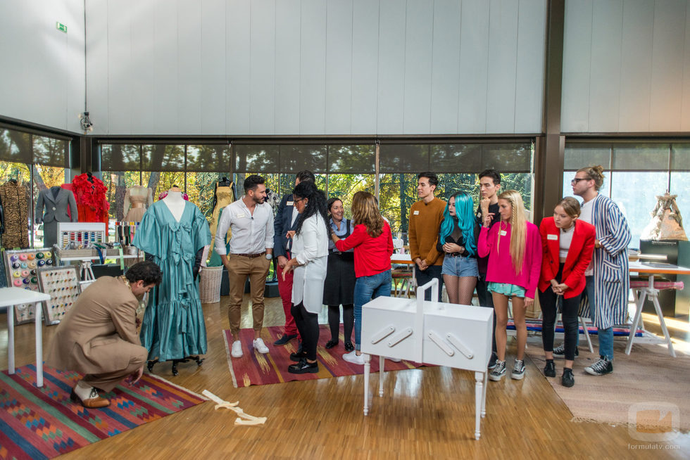 Los concursantes de 'Maestros de la costura', en el Museo del Traje