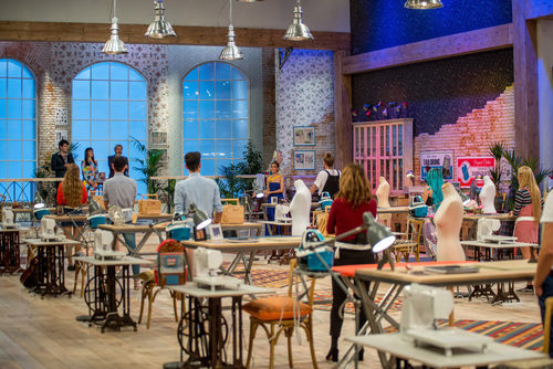 Los concursantes de 'Maestros de la costura', atentos a Raquel Sánchez Silva